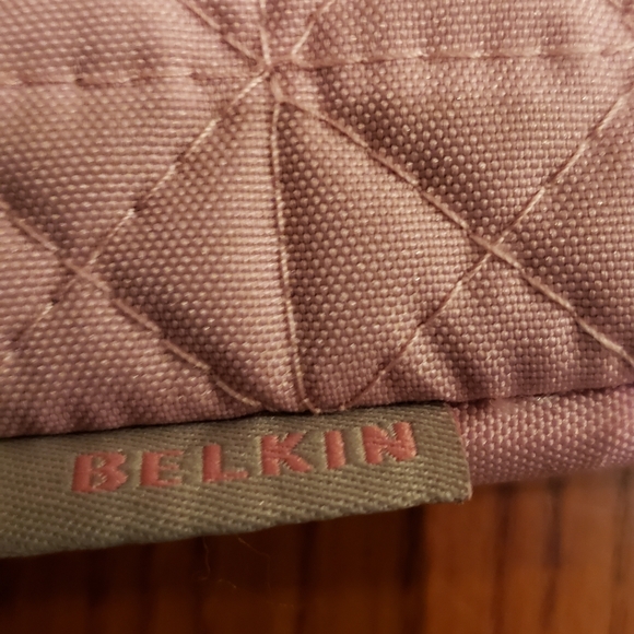Belkin pink quilted laptop bag with strap - Picture 6 of 7